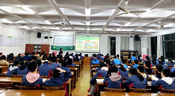 6ed58c57dc8746f38b61e49fab723813.jpg 陈俊教授在德清高级中学给学生和家长作宣传报告.jpg
