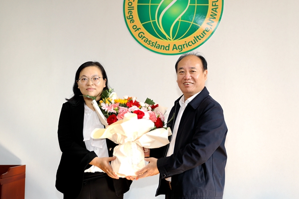 3陈玉林看望慰问米乐官方网页版何学青副教授_副本.jpg